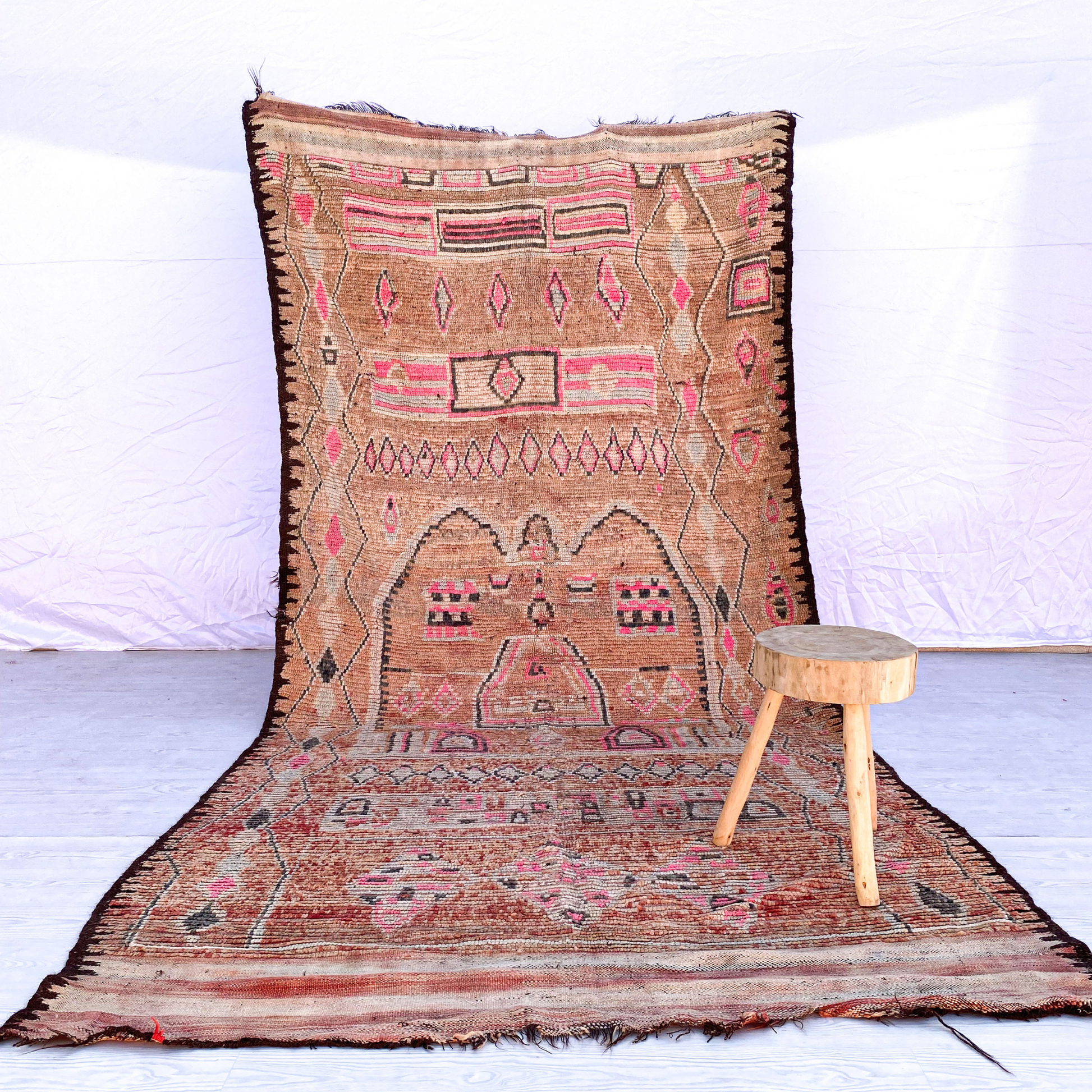 https://www.moroccanwoolrugs.net/cdn/shop/products/BeniMguildCarpets_200x600px_600x2000px_2000x600px_9.png?v=1682126590&width=1946